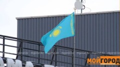 Перевёрнутый флаг встречает участников эстафеты огня Универсиады в Уральске