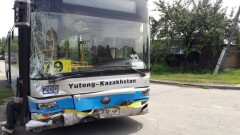 Пассажирский автобус на полном ходу врезался в легковушку в Алматы