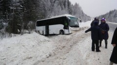 Пассажирский автобус, следовавший из Жезказгана в Астану, вылетел в кювет 