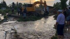 В ЮКО из-за сильных дождей подтопило дорогу и 19 дворов