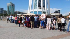 Возле монумента "Байтерек" в Астане образовалась длинная очередь из туристов 