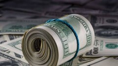 Доллар подешевел на бирже с начала апреля на 13 тенге