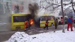 В Семее загоревшийся автобус очевидцы тушили снегом