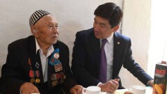 Со 100-летним юбилеем поздравил ветерана аким Алматы