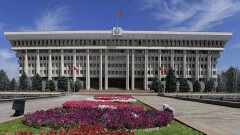 У 43 сотрудников аппаратов президента и правительства Кыргызстана обнаружили коронавирус