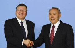 Назарбаев наградил Баррозу орденом "Достык" 