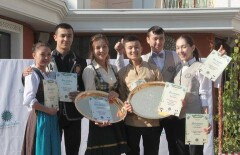 Алматинские официанты устроили забег с водой и стаканами на подносе 