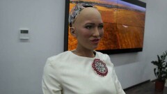 Гиноид София познакомилась с роботами-сотрудниками "Казпочты" в Астане 