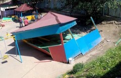 В Сети появилось видео наезда внедорожника на беседку детсада в Алматы