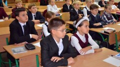 Алматинскую школьницу выгнали с урока за брюки неправильного кроя