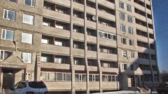В Павлодаре очередников заселили в дом с разбитыми окнами и без батарей