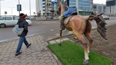 Шквальный ветер в Астане разрушил скульптуру, обрушил деревья и выбил стёкла