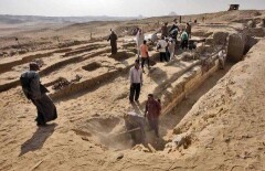 Рядом с египетскими пирамидами обнаружен 4500-летний корабль