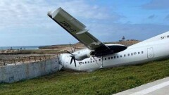 Самолёт совершил жёсткую посадку и врезался в бетонное ограждение в аэропорту столицы Сомали