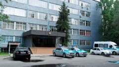 Перед алматинскими РОВД демонтируют заборы
