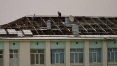 В школе Актау в разгар зимы разобрали крышу
