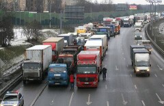 Дальнобойщики в Москве перекрыли МКАД