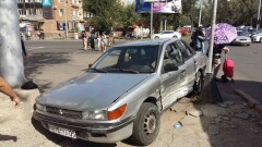 Сбитую на тротуаре в Алматы девушку готовят к операции