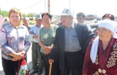 Жители Шымкента вышли с протестом к трассе, где регулярно сбивают детей