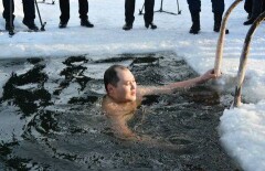 Как правильно погружаться в прорубь на Крещение, показали столичные спасатели
