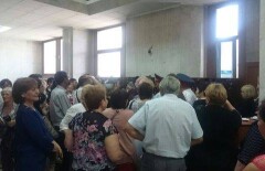 Председатели КСК устроили давку в акимате Алматы после совещания с Байбеком