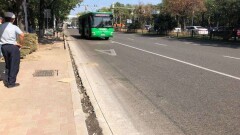 На реконструируемых улицах Алматы убрали карманы на остановках