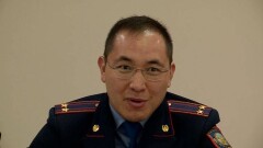 В соцсетях появилось видео, как главный полицейский Шымкента толкает заглохшее авто