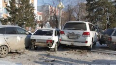 Девушка на джипе умудрилась протаранить шесть автомобилей в Уральске