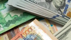 Курс доллара вновь опустился ниже 326 тенге