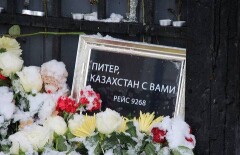 Стена у российского консульства в Алматы заполнилась цветами