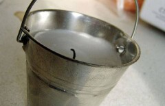 Ведро вылитой на тротуар грязной воды обойдется хозяйке аптеки в Алматы в 40 тысяч тенге 