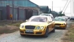 Золотой кортеж из Bentley и каскадёры на крыше лимузина. Шымкентские свадьбы впечатлили казахстанцев