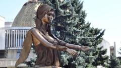 В Алматы установили памятник жертвам домашнего насилия