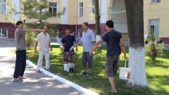 За смерть учителя во время уборки улицы в Узбекистане извинились перед президентом