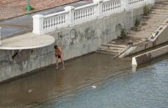 Устькаменогорцы в соцсетях "прославили" голого купальщика