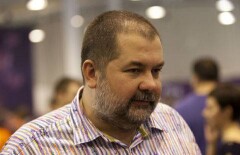 Автор "Ночного дозора" Сергей Лукьяненко удивился 30-летнему долгострою общежития мединститута в Алматы