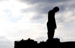Жителей Астаны проверили на готовность спасти жизнь самоубийце 