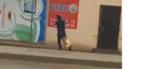 В Атырауской области сняли на видео парня с горящими ногами