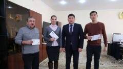 В Усть-Каменогорске водителям, подвозящим людей в морозы, подарили талоны на бензин
