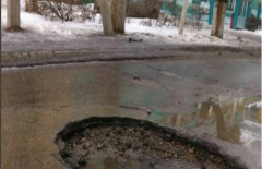 Главный автодорожник Актюбинской области разбил автомобиль о городские ухабы