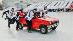 На Урале сыграли в кёрлинг автомобилями "Ока"