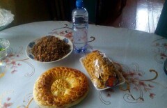 Районный аким подарил фронтовику воду, гречку, лепёшку и чак-чак