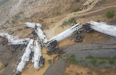 Поезд с тысячами тонн серной кислоты сошёл с рельсов в Австралии