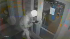 Камера зафиксировала тщетные попытки вора взломать дверь магазина в Астане