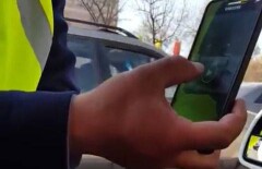 Шымкентский полицейский доказывал нарушение ПДД с помощью видео в своём телефоне