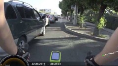 Велосипедист в День без автомобиля с трудом проехал по алматинскому проспекту