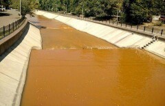 В неестественный цвет речку в Алматы окрасила техническая вода 
