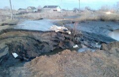 В селе Соколовка СКО из-за паводка обрушилась дорога