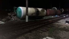 50 тонн дизтоплива разлилось на месте схода вагонов в Акмолинской области