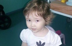 Страдающей лейкозом трёхлетней Тахмине Абышевой сделали пересадку костного мозга в Стамбуле